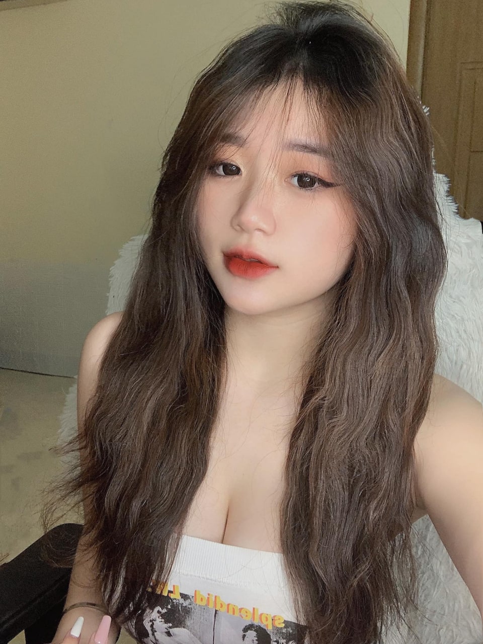 Anh chàng trẻ tuổi đã quan hệ tay ba với hai cô gái trẻ, họ để lộ mặt và vui vẻ với các đạo cụ đâm vào âm hộ của họ, mút ngực và chơi với âm hộ của họ, và quan hệ tình dục với họ từ trên xuống dưới
